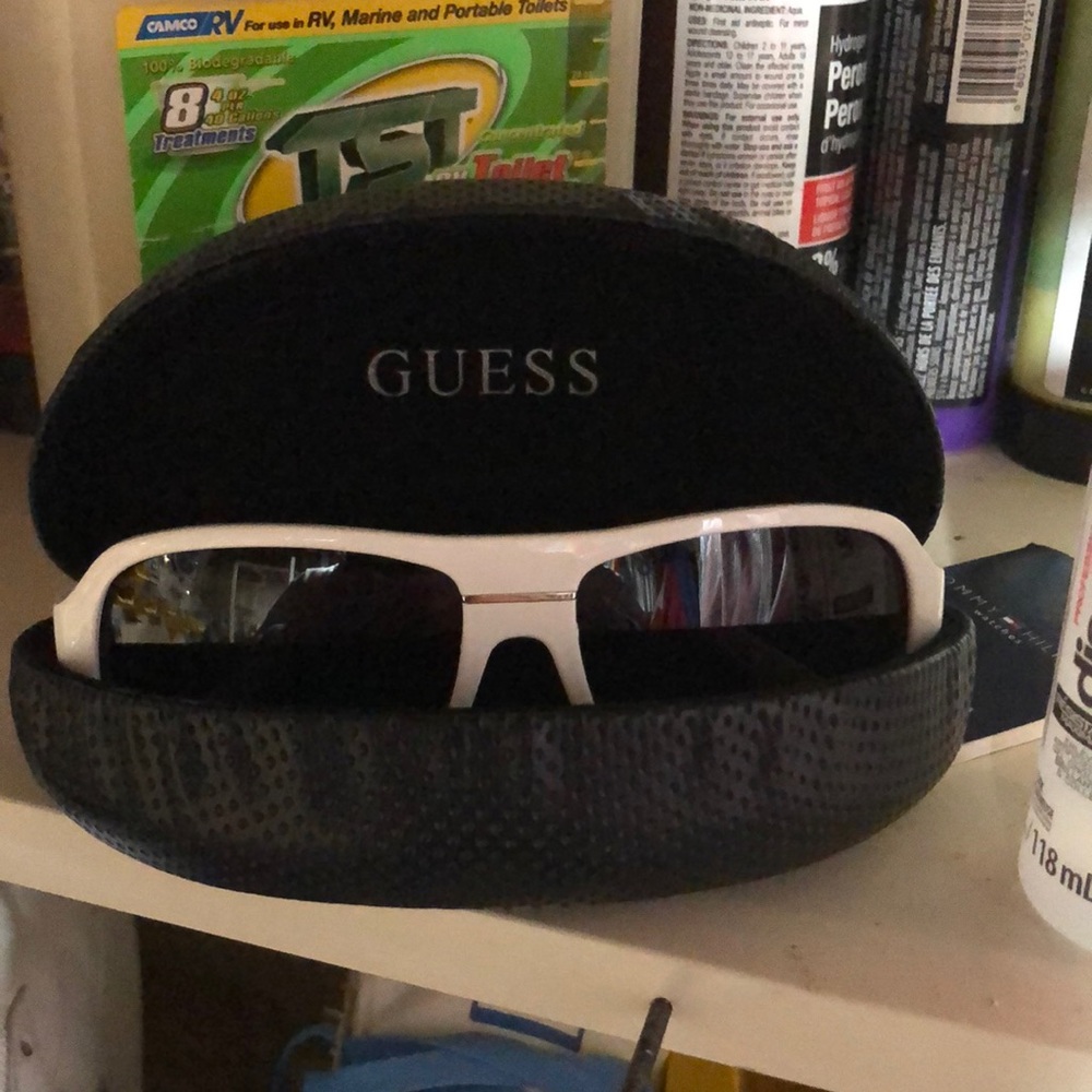These are female Guess Sunglasses,very nice they are white.Retail $70Like new.